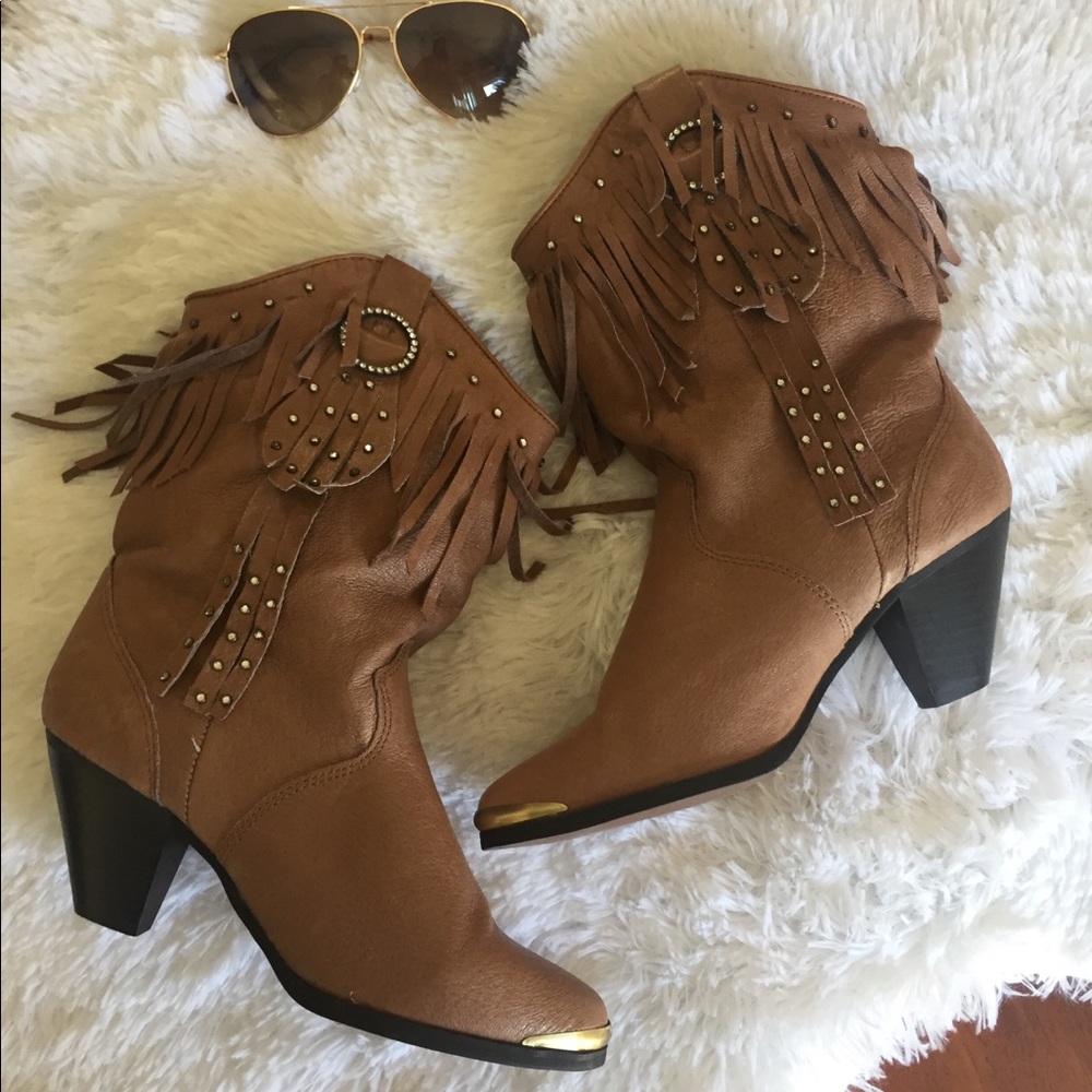 🐴🐴🤠 leather cowboy boots, with fringe accents🤠